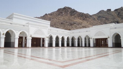 Charming Family At near Al-Masjid Nabawi - image 9