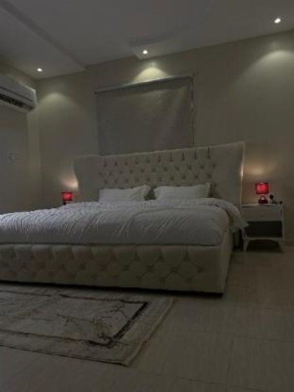 Deluxe bedroom and living room - image 2