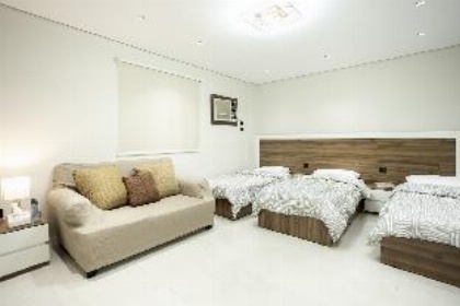 Modern 2-Bedroom Condo 13 mins Prophet's Mosque - image 9